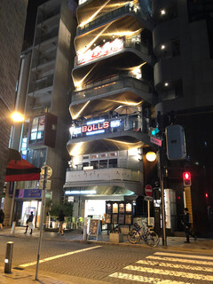 Azabu Juuban Yakiniku Buruzu - 鳥居坂下から麻布十番商店街へ！このビルの３Fです！