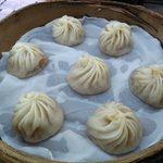 上海好味道小籠湯包 - 小籠包はオリジナルと蟹を注文♪皮はかなり薄めで肉餡はあっさり。スープは日本人好みの良い味。