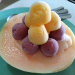泰成水果店 - 半分に切ったメロンの上にはマンゴーのアイスとブドウのアイスが。メロンはかなり固めですがまあまあ甘いです。殆どの人がこれを食べていました