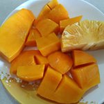 泰成水果店 - 追加でパイナップルと愛文マンゴー。パイナップルは水分が多くてあまり甘くなかったです。