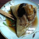 再發號 - 私は特粽と海老団子スープ、相方は粽と魚団子スープを♪粽はかなり大きかったです。具は豚角煮、鶏肉、栗、椎茸、塩漬け玉子など。もち米は柔らかくもっちり。味付けは日本人好み。微かに八角の香りが。スープはあっさりめで胡椒が効いていました。