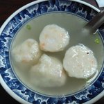 再發號 - 私は特粽と海老団子スープ、相方は粽と魚団子スープを♪粽はかなり大きかったです。具は豚角煮、鶏肉、栗、椎茸、塩漬け玉子など。もち米は柔らかくもっちり。味付けは日本人好み。微かに八角の香りが。スープはあっさりめで胡椒が効いていました。