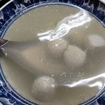 再發號 - 私は特粽と海老団子スープ、相方は粽と魚団子スープを♪粽はかなり大きかったです。具は豚角煮、鶏肉、栗、椎茸、塩漬け玉子など。もち米は柔らかくもっちり。味付けは日本人好み。微かに八角の香りが。スープはあっさりめで胡椒が効いていました。