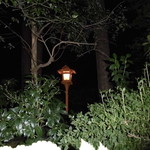 麺王  - 外観（隣が神社）