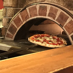 赤バル レッツェ - 窯の中で焼くマルゲリータ