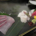 Washoku Koshitsu Kitashinchi Akatsuki - 〈向付〉旬魚の御造り３種盛り