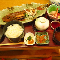 季節の魚と釜飯 魚信 - 本日の魚定食１，４９０円（税込）