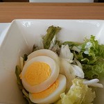 鉄板dining あっちっち - サラダ。盛り、こちらも寂しい。