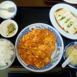 中国料理の鉄人 - 週替りランチ（エビと玉子のチリソース、ライス、豆腐、スープ、漬物、杏仁豆腐）…580円