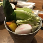 五感で楽しむ串揚げ屋 生粋namaiki - 串頼んだら出てきた生野菜。お味噌をつけて食べます。