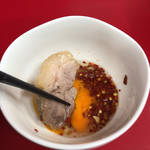 ラーメン二郎 神田神保町店 - 豚は生卵と鷹の爪にくぐらせて