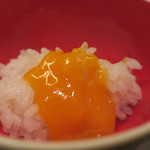 あもん ヨコ - 〆の土鍋炊きご飯　トリュフ香卵黄かけ＆小鉢