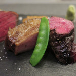 あもん ヨコ - 炉釜焼き塊肉ステーキ　ズームアップ