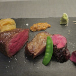 あもん ヨコ - 炉釜焼き塊肉ステーキ　ズームアップ