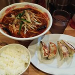麺屋遼太郎 - 朱麺<あかまる麺>２辛　税込780円＋餃子セット　税込260円(2018.10.11)