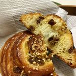 メゾン ムラタ - レーズンとアーモンドクリームを巻き込んでいる