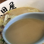 黒田屋 - スープ、とんこつ臭さはありません。