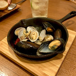 バルコラボ 肉バル - ＊ムール貝とあさりのワイン蒸し（¥680）