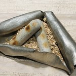 レヴォ - 黒胡麻の最中の皮　鯖のパテ