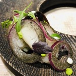 レヴォ - 軽く火を入れた四方産ハモ　赤玉葱と蚕紗　白ヨーグルトと葉野菜のソース　香味野菜のバリグールソース