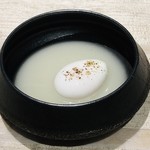 婦中産ヴァージンエッグ　鶏出汁のスープ　黒部産ヤギ乳のチーズ