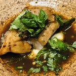 レヴォ - 生地産アマダイ　富山湾の海老　地物舞茸とオクラ　ジャガイモのピュレ　甲殻類の出汁のソース　コリアンダーとセリフィーユ