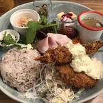 パーラーコマツ - ◆プレートランチ（ジャンボ海老フライ＆アジフライ（1000円、税込）を。 色んなお料理が少しずつ盛られ女性好み。