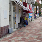 ラーメン二郎 - 8:15到着も先客あり