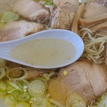 中華そば 弥太郎 - うん！美味しい！と唸らずには居られないスープは透明感も素晴らしい。