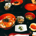 Isoryouri Kirakutei - 2018年10月。はらこ飯には味噌汁と小鉢とお新香付き。