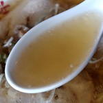 麺や 雷桜 - 【2018.10.13(土)】チャーシュー麺(並盛・210g)850円のスープ