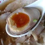 麺や 雷桜 - 【2018.10.13(土)】チャーシュー麺(並盛・210g)850円の半味玉