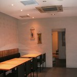 落ち着いた雰囲気。夜はさらに暖か暗い感じになります。