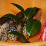 鯖街道 花折 - あぶり鯖寿司は、側面があぶってあります