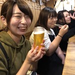 Okinawa Izakaya Paradaisu - うちの頑張り屋さんの女子たち。
      仕事後のご褒美ビールとラーメンです
      いつもありがとう