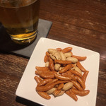 ビアリッチ イースト - お通し柿ピー300円