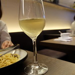 PIZZA SALVATORE CUOMO - グラスワインの白（シャルドネ、６３７円）