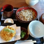竹やぶ 柏本店 - 冷たいおツユに替えて頂けました(嬉涙)
                                感謝しかありません。ただ、蕎麦猪口ではなく丼が来たのでアレ？と思いました。