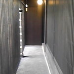 入口からこのアプローチを通って玄関に…。