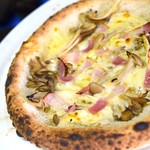 ピッザピッザピッザ - 秋のガーリックベーコン茸のピッツア800円