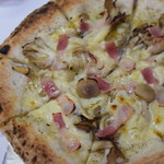 ピッザピッザピッザ - 秋のガーリックベーコン茸のピッツア800円