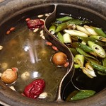 Shabushabu Onyasai - もう一方は昆布だしに薬膳セットを追加