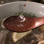 龍旗信 - 鶏と鴨だしの塩そばのスープ