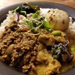 キッチン アンド カリー - さわやか えだまめチキンカレー＆みそキーマ＋たまごのアチャール