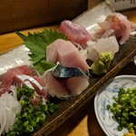 天史朗鮨 - お刺身盛合わせ　皮付きのカツオの腹が美味しかった
