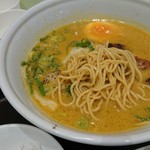 Ramenekusupuresuhakataippuudourarapotoekisuposhithiten - 1810_RAMEN EXPRESS 博多一風堂 ららぽーと EXPO CITY店_秋季限定 博多鶏カレー(白ご飯付き)＠860円 麺は程よい太さ