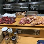 竹末東京Premium - カウンターに置かれたチャーシュー達