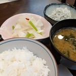 旬魚菜 しら川 - ご飯セットとカブの浅漬けと釜揚げしらす