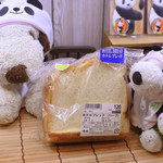 Komugi No Sato - 『うさぎとぼくさん』でお茶した後、最近は
                        チェーン店のスーパーライフでお買い物して帰るボキら。
                        今日はこちらの食パンを買ってきたよ。
                        