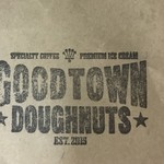 グッド タウン ドーナツ - 紙袋の上にレトロなロゴ